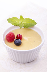 dessert alla vaniglia con frutti di bosco