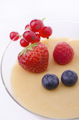 dessert alla vaniglia con frutti di bosco