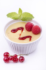 crema alla vaniglia con frutti rossi