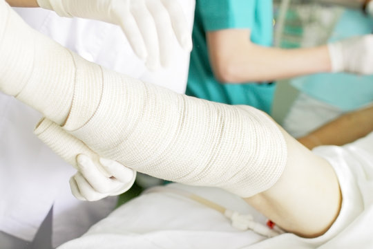 Bandaging of the legs with elastic bandage