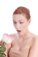 Obraz na płótnie Canvas Junge hübsche Frau mit einer Rose in der Hand