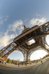 Fototapeta na wymiar Upward fisheye widok wieży Eiffla w Paryżu