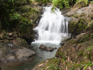 Fototapeta na wymiar 1. poziom z Khlong Kaeo Waterfall Park Narodowy Trat, Tajlandia