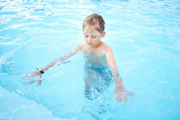 Fototapeta na wymiar girl learns to swim