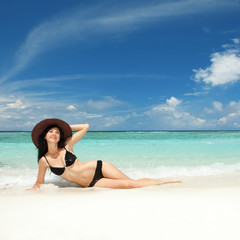 Naklejka premium Happy fashion woman rest on the beach