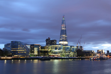 Fototapeta na wymiar Nowy Ratusz w Londynie w nocy, panoramiczny widok z rzeki.