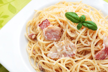 spaghetti carbonara. -