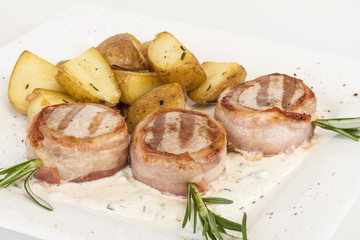 Grilled steak wrapped in bacon, with grilled vegetables, mashed