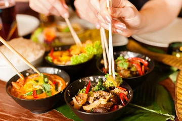 Küchenrückwand Plexiglas Restaurant Junge Leute essen im thailändischen Restaurant