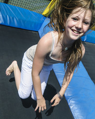 vergnügter Teenager auf dem Trampolin