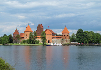 Fototapeta na wymiar starożytnego zamku, który znajduje odzwierciedlenie w jeziorze na Litwie