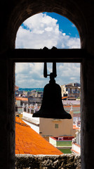 Obraz premium Silohuette of a bell with a view of Old Havana
