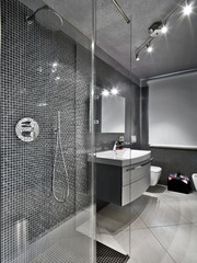 bagno moderno con box doccia e mobile per il lavabo