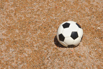 pallone da calcio sulla spiaggia