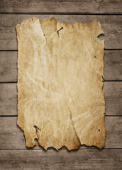 Vieille feuille de papier clouée sur un fond en bois grunge avec copie s