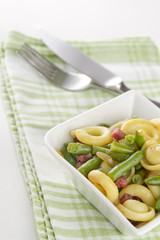 Nudeln mit Bohnen und Speck