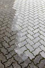 Schlecht saniertes Pflaster