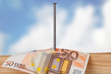 Money, nail and wood board sympolisieren construction costs
