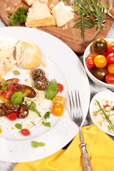 Bunte Tomaten mit Olivenöl und Gewürzen
