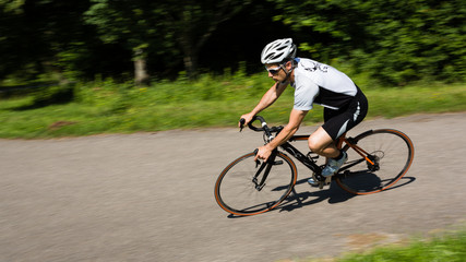 Fototapeta premium Rennradfahrer in Bewegungsunschärfe