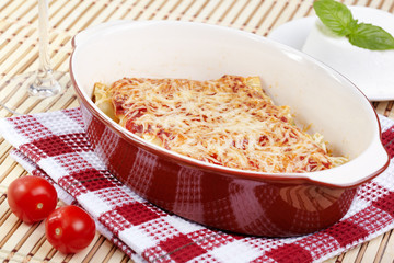 Cannelloni with chicken and mushrooms