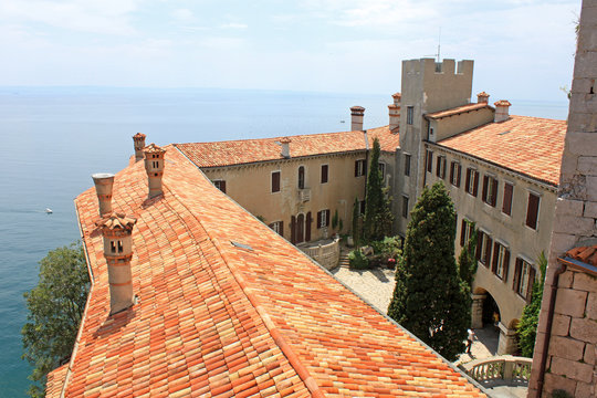 An der K&uuml;ste bei Triest - ein Schloss am Meer