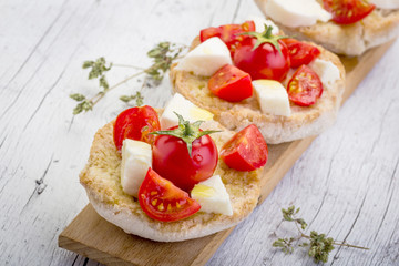 friselle con pomodorino e mozzarella