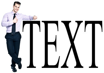 Geschäftsmann lehnt gegen Text und zeigt Daumen hoch