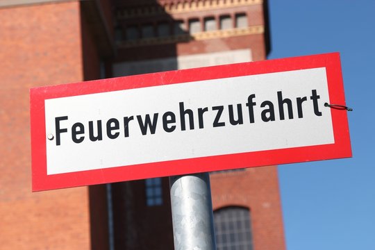 Fotos Lizenzfreie Bilder Grafiken Vektoren Und Videos Von Feuerwehrzufahrt Adobe Stock