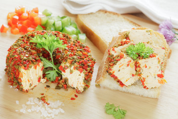 Paprikafrischkäse mit Weißbrot