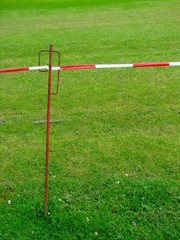 rot-weiße markierung auf dem rasen