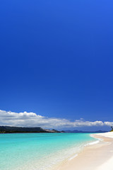 美しいサンゴの海と夏空
