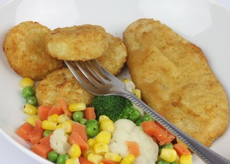 Plate of vegetarian nuggets and fillet with mixed vegetables