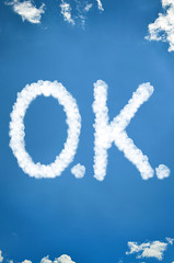 Naklejka premium Okay aus Wolken