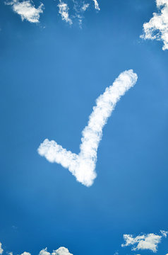 Haken in wei&szlig; aus Wolken