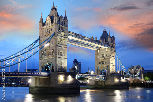 London Evening, Tower Bridge, England бесплатно