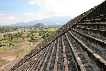 Piramida Słońca Teotihuacan, w tle piramida Ksiezyca