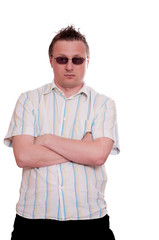 Mann mit Sonnenbrille schaut mit Ablehnung