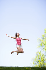 Fototapeta na wymiar Kobieta skoków w parku