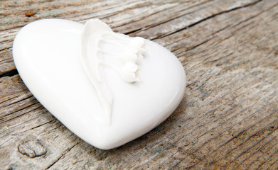 Maiglöckchenherz auf Holz