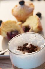 Cappuchino mit Muffins