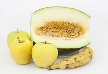 Fruta variada, melón, plátano y manzanas