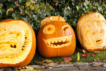 Drei lustige Halloweenkürbisse