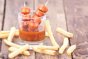 Currywurst auf Holzboard