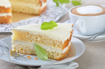Hausgemachte Joghurttorte mit Cappuccino
