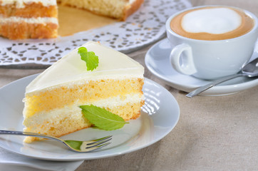 Leckere Biskuit-Joghurttorte mit Cappuccino