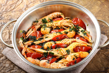 Pan with shrimp and tomatoes