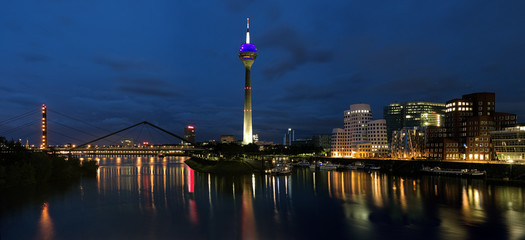 Fototapeta na wymiar Panorama Wieczór Media Harbor w Dusseldorf, Niemcy
