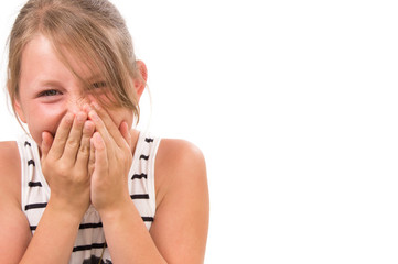Mädchen hält sich Hände vor Gesicht und lacht, freigestellt