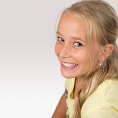 Fröhliches Blondes Mädchen, freigestellt